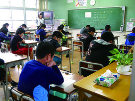 全国学力・学習状況調査が行われた=17日午前、石垣小学校