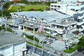 現庁舎は旧ボウリング場で1977年に建設。築41年と老朽化が進んでいる(資料写真)