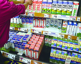 地元牛乳の棚が大きく空いていた=2日、市内スーパー