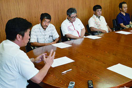 4公民館が中山市長に意見交換会開催について抗議した=14日、石垣市役所
