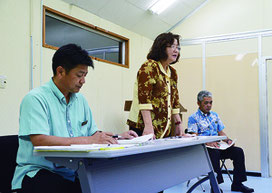 竹富町教委が集団食中毒に関して会見を開いた=5日夕、竹富町役場