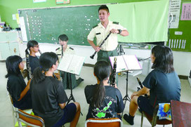 陸自第15音楽隊による音楽教室が開催された=27日午後、平真小学校