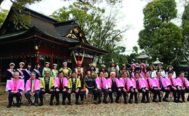 岡崎市の「桜祭り」に参加した同市と石垣市議会の関係者。中央は藤岡弘、さん(石垣市議会提供)