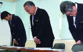「信用失墜した」と謝罪した石垣安志教育長(中央)=7日、石垣市教育委員会