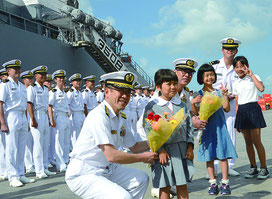 練習艦の入港を歓迎し、花束が贈られた=30日朝、石垣港湾内
