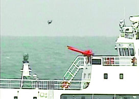 中国公船の周辺で確認されたドローンのような物体=18日、尖閣諸島周辺海域(第11管区海上保安本部提供)