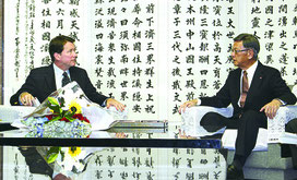 会談する翁長知事(写真右)とハガティ米大使=13日、県庁