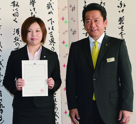 中山市長から辞令交付を受けた鈴木さん(左)=10日朝、市役所市長室