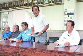 抗議文を読み上げる米盛会長=30日午後、建設会館