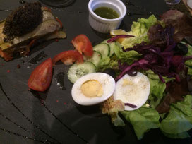 Restaurant-Bar Le Belvedere - Große vegetarische Salat-/Antipastiplatte Vallon Pont d'Arc - Ardèche - Südfrankreich - fair4world