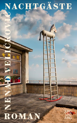 Das Cover von "Nachtgäste" zeigt eine Dachterrasse, den Boden nur halb fertig mit Bodenplatten belegt. Darauf ein Schaukelpferd, dessen unterer Teil auf einer Leiter besteht.