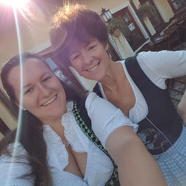 Sommer in Thermenregion, Spaziergang, Picknick, Dirndl, Berg, Hügel mit Wald im Hintergrund, Heurigen, schnee, eis, Regen, Sonne, Thermenregion, Weingarten