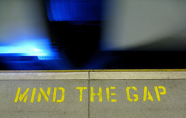 Auch an den Bahnsteigkanten des Lebens kann mancher Übergang zur echten Herausforderung werden. Bild: "Mind the Gap" Pawel Loj/flickr