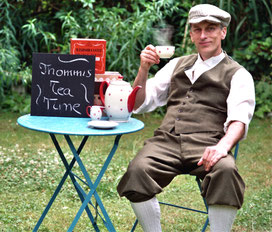 Thommi Baake im Garten mit einer dampfenden Tasse Tee bei Thommis Teatime, entspannte Teestunde und Flunkergeschichten
