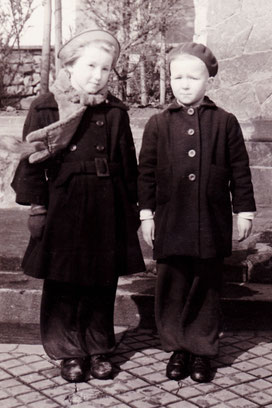 Meine Freundin und ich um 1952 in 1A Haltung
