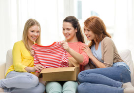 Versandreinigung-mueden.de, Inselreinigung, Nachbarn teilen, Bild zeigt 3 Frauen die Paket auspacken und sich freuen