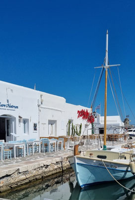 Le port de Naoussa et ses tavernes