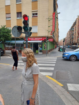 Julia Climent visitando a los vecinos de Orriols