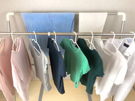 部屋干しを早く乾燥させる方法：衣類同士を密着させない