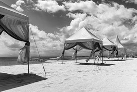 Bildanalyse Urlaubsparadies: Einsamer Streuner am Strand von Bali, Indonesien. Aufgenommen mit LEICA M9 und 35 mm Biogon. Copyright 2013 by Klaus Schoerner
