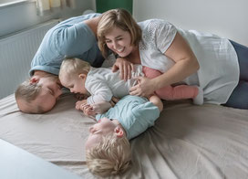 Familienfoto im Schlafzimmer zu Hause