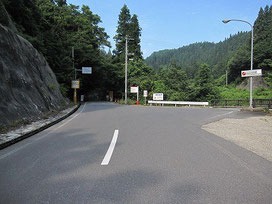 ▲立木ゲート。営業期間中は中央にある大きな看板があります