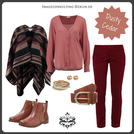 Outfit Trendfarbe Dusty Cedar für den Herbsttypen