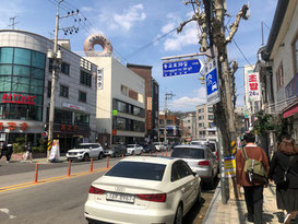 ⑤左手に話題のドーナツ屋さん（RANDY`S DONUTS)が見えてきます。 