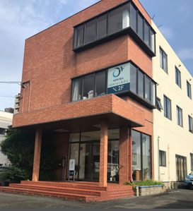 行政書士法人みそら事務所の外観写真。来訪者が場所を確認できる建物の様子。