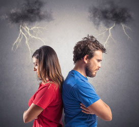 Paarbeziehung im Konflikt. Paar berührt sich Rücken an Rücken und Haben Gewitterwolken über Sich was den Konflikt symboliesiert. Beide sind in der inneren Auseinandersetzung mit sich selbst.