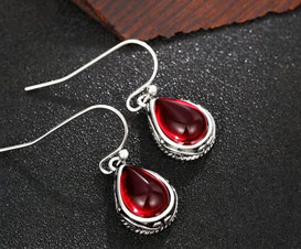 silberne Ohrringe Bohemian mit rotem Stein