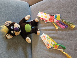 Wolli findet die farbenfrohen Lesezeichen auch ganz toll!