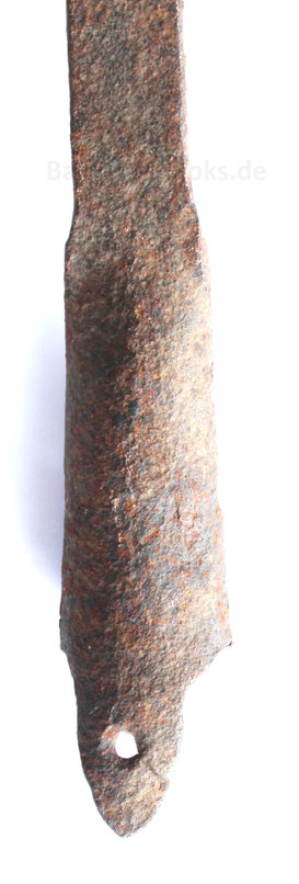 Wie bei Stangenwaffen auch, wird die Eisenspitze mit Nietnagel an den Holzschaft befestigt. Das Eisen ist per Hand massiv geschmiedet.