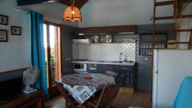 Fully equipped kitchen, bungalow No.7 – extractor hood, hob, fridge-freezer, microwave