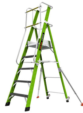 Escalera de fibra con plataforma, recinto cerrado y estabilizadores