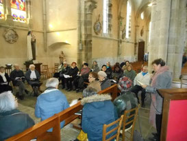 Groupe de prière pour les malades et les souffrants à l'église.
