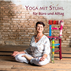 Mathilde Voglreiter sitzt am Boden vor Stuhl