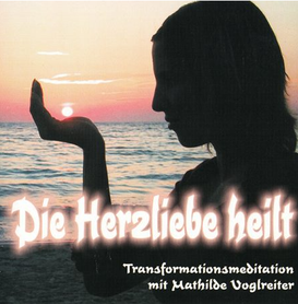 Frau sitzt am Meer und hält die Sonne
