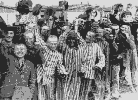 Befreite Gefangene in Dachau 1945