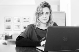 Frau mit Notebook