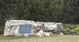 La sépulture d'André Champson dans le col de la Lusette.