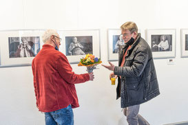 Midissage am 3.04.2022 der Ausstellung von Jürgen Naß "Lebenslinien" - Eröffnung durch den Ortsvorsteher Thomas Pump