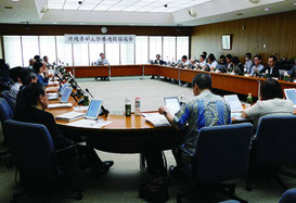 大腸がん激減プロジェクトについて審議した県がん診療連携協議会=2日、西原町、琉球大学医学部