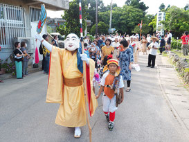 ムシャーマで道サネーする東組のミルク=4日午前、波照間島