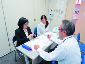 保育士資格を取得できる大庭学園石垣集団学習会場の進学相談会=25日午後、大濱信泉記念館