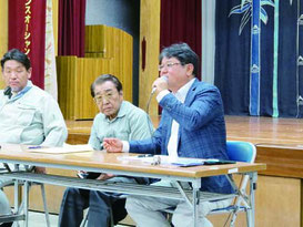 (右から)温泉開発計画について説明する平安氏と上間氏=21日夜、竹富島まちなみ館