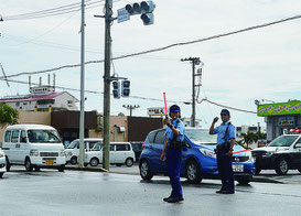 停電が影響し信号機も機能停止。警察官が交差点で交通整理した=6日、真栄里