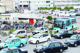 交通規制の迂回ルートでは渋滞ができた=26日、離島ターミナル前