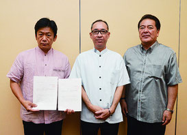 石垣市都市計画審議会が中山市長に答申した。(右から)黒嶋会長、仲山会長、中山市長=26日夕、市内ホテル