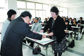 漢那副市長から委嘱状の交付を受ける委員たち=17日午後、市総合体育館